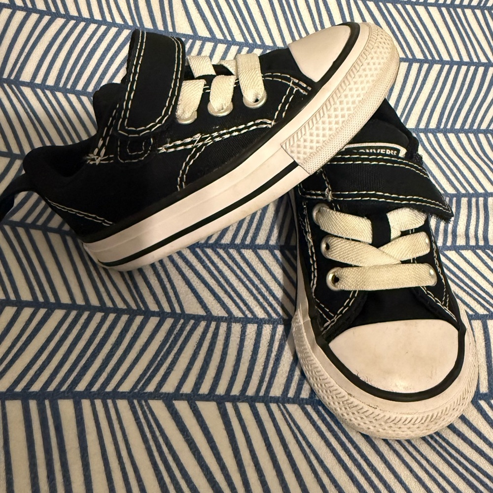 Toddler Low Top Converses w Velcro